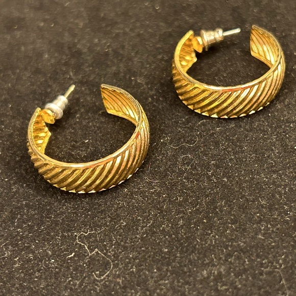 Vintage Retro Gold Hoop Earrings - Picture 1 of 3